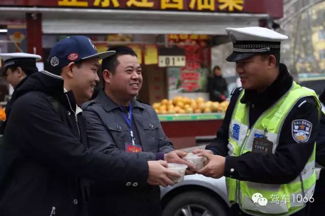 新華社攝影記者李博，也隨我們1066小分隊一路同行他也為我們記錄下了一幕幕溫暖的瞬間。