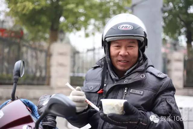 1066小分隊來到紫荊山（摩的司機、出租車司機、市民)，給他們送去餃子。