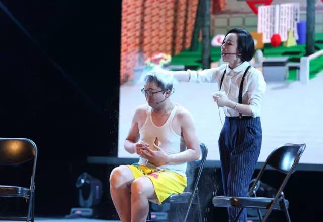 隨后一秒鐘，畫風(fēng)突變，楊奕遭夢茹慘虐！