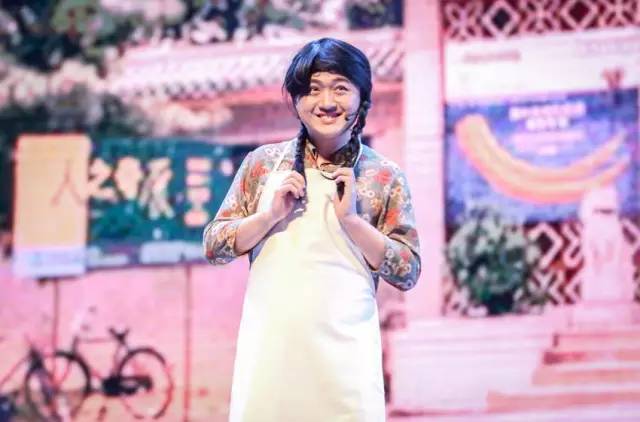 小品《那些年我們錯過的一支舞》，主播樂天、張嵩的裝扮你給打幾分？