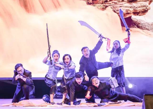 作為本場晚會的最后一個節(jié)目，《黃河大合唱》刷新你完全不一樣的體驗。