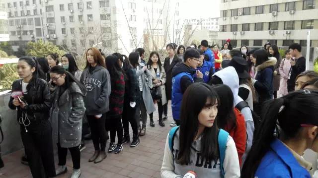 還沒(méi)開(kāi)始時(shí)大家已經(jīng)開(kāi)始有序排隊(duì)了，棒棒噠！