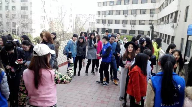 還沒(méi)開(kāi)始時(shí)大家已經(jīng)開(kāi)始有序排隊(duì)了，棒棒噠！