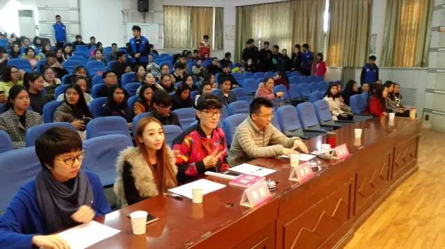 是不是很想讓Seven為你舉牌？