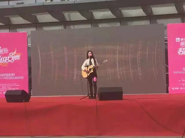 第一位自彈自唱的女生，魅力無(wú)法阻擋！