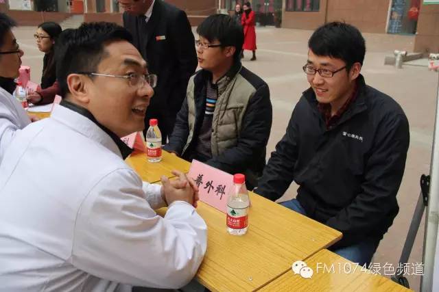 看這位小伙兒，跟我們的醫(yī)生都聊嗨了……