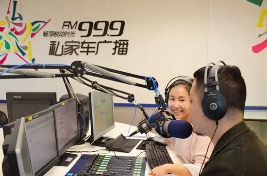 美女嘉賓來做客直播間，麥姐看莫非的眼神，嘖嘖，愛一個人是什么感覺？