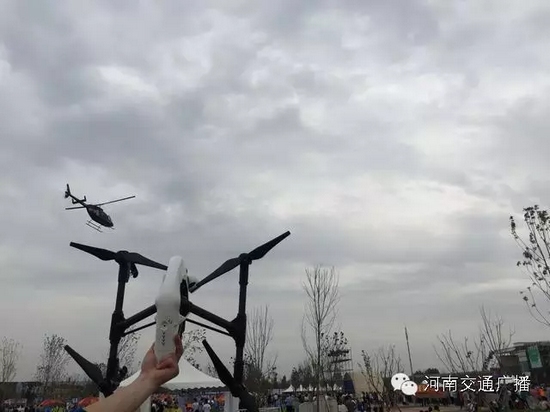 你以為音樂節(jié)只有音樂嗎？交廣號和無人機也在哦，看見它就揮揮手吧！