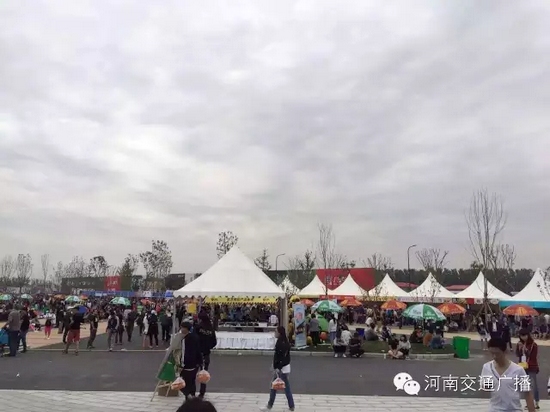 雖然天空已經烏云密布，但大家的熱情絲毫不減！