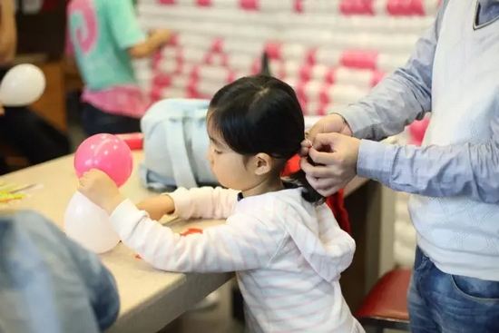 我能第一時間找到為我編辮子的爸爸，因為他的手是那樣的溫柔而有力量