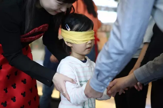 我能第一時間找到為我編辮子的爸爸，因為他的手是那樣的溫柔而有力量