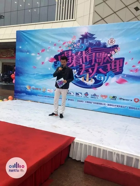 路飛冒雨主持，心中火熱的根本不需要雨傘啦！