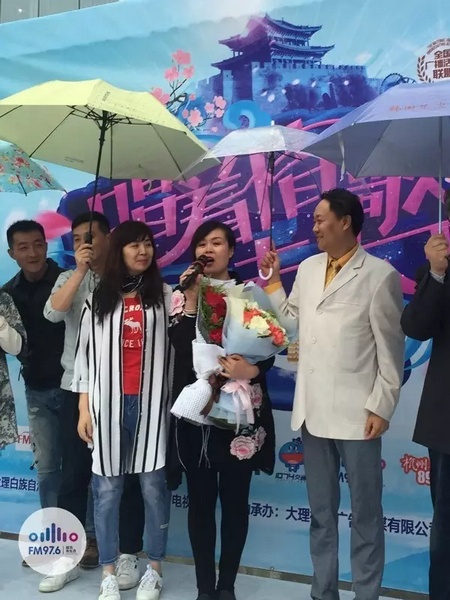 海波瞞著妻子，請來妻子的家人，耿梅驚喜感動，喜極而泣~