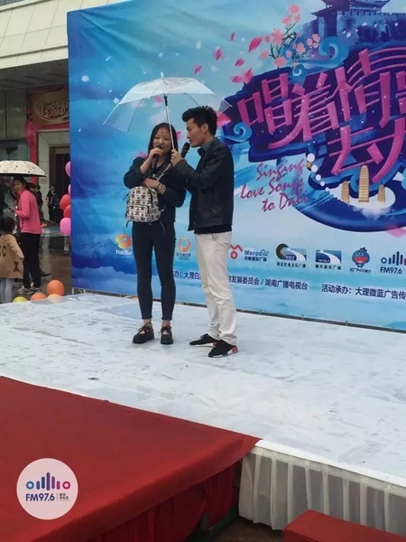 這是一位在校大學(xué)校，暗暗的喜歡純純的愛。