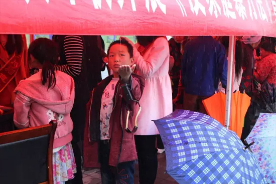 因?yàn)橛晗碌奶?，小男孩玩起了接水游戲? oldsrc=