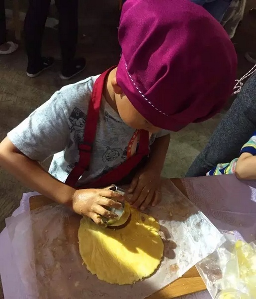 在爸爸媽媽的陪同下，親手制作餅干