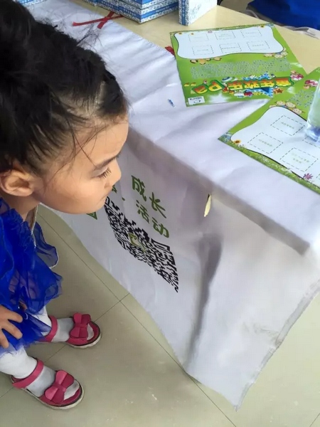 一只蝴蝶飛到小蝸牛的旗子上，小朋友看得入神啦~