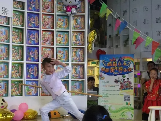 “梨園春”明星小擂主李宗書演唱豫劇《朝陽溝》選段，還表演了自己的拿手好戲——猴戲