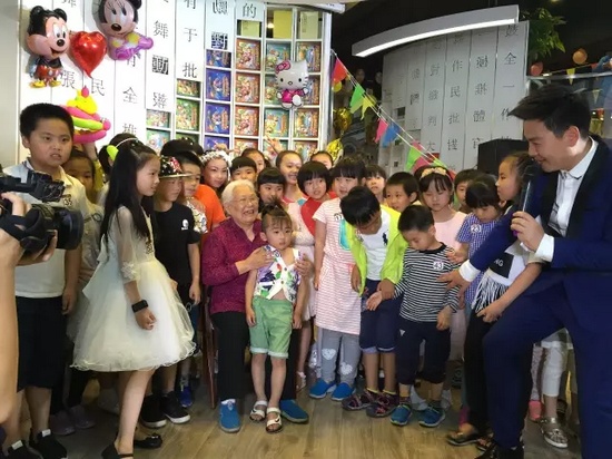 　　豫劇表演藝術家高潔老師和孩子們在一起，講述自己和戲曲的故事，祝福所有的小朋友節(jié)日快樂。