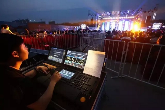 嚴謹?shù)囊繇懤蠋?，晚會的效果全在他的控制之?nèi)。