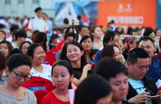 正是你們的笑容，才讓我們有了繼續(xù)前行的動力，哪怕風(fēng)雨兼程。