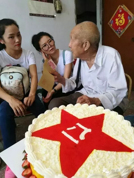 二姐們認(rèn)真聽老兵講抗戰(zhàn)的故事，老人年事已高，記憶都是轟炸！轟炸！轟炸！