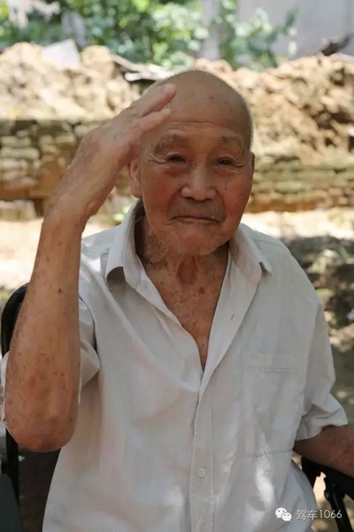 老兵身子骨不行了，九十多歲了……也許軍禮不那么標(biāo)準(zhǔn)了，但是這一幕還是感動到了我們……