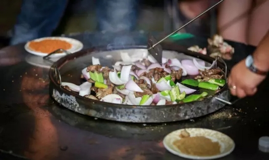 所有菜肉都取自農(nóng)場純天然的食材，吃的又美味又放心！