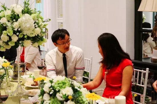 這種熱烈的氣氛，一直延續(xù)到飯桌上。