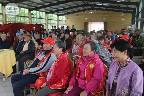 臺(tái)上展風(fēng)采，臺(tái)下笑開(kāi)懷