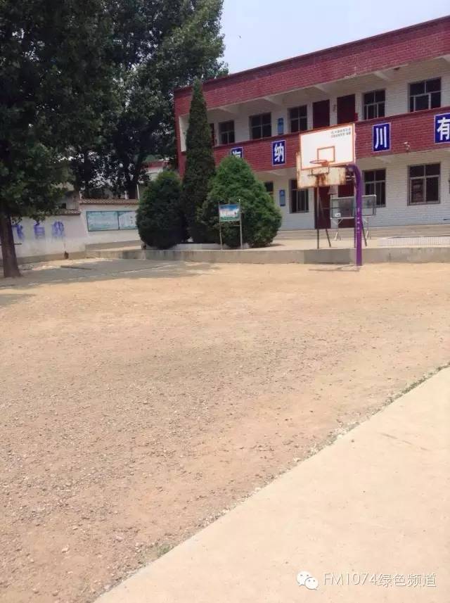 學(xué)校面積不大，只有一棟教學(xué)樓。