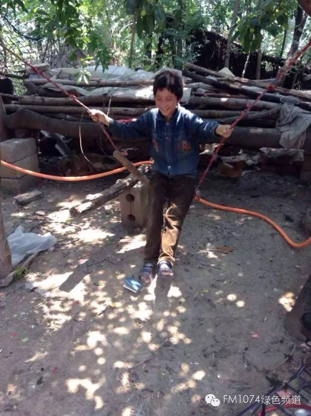 放學(xué)后唯一的娛樂項(xiàng)目就是自制的秋千