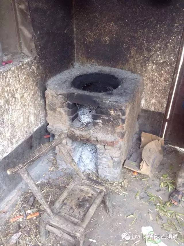 走訪另一個(gè)貧困家庭，進(jìn)去之后才知道什么是真正的一貧如洗、家徒四壁。