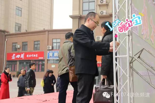 寒江副總監(jiān)親力親為，事無(wú)巨細(xì)。偶像真是暖暖惹人愛呢！