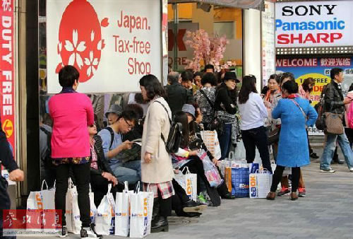圖為東京街頭，中國(guó)游客隨處可見。