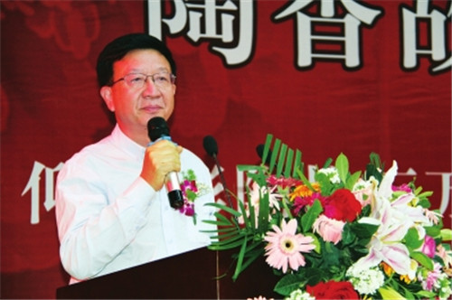 河南省酒業(yè)協(xié)會(huì)副會(huì)長兼秘書長蔣輝致辭