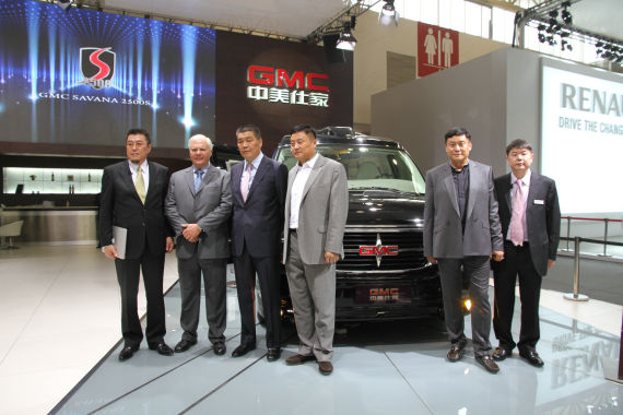北京國際車展上，全新GMC S系列頂級商務(wù)車在亞太區(qū)首發(fā)。圖為企業(yè)領(lǐng)導(dǎo)與新車合影。
