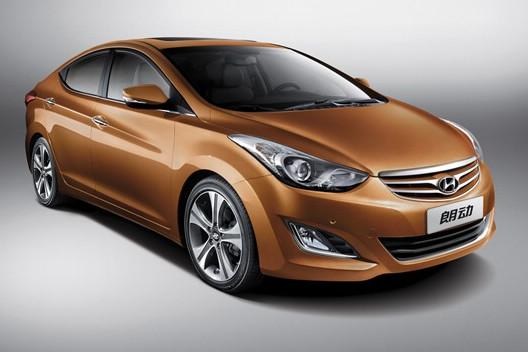 　　北京現(xiàn)代朗動(dòng)分別搭載1.6L和1.8L兩種發(fā)動(dòng)機(jī)，共7款車型?！傲黧w雕塑”設(shè)計(jì)理念持身的朗動(dòng)看上