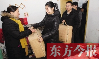 昨天下午，多位東方今報(bào)愛心讀者前往鄭州市困難戶家中贈(zèng)送棉被