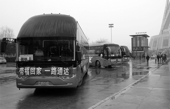 昨天上午10點(diǎn)，17輛愛心大巴從中原福塔廣場(chǎng)發(fā)車