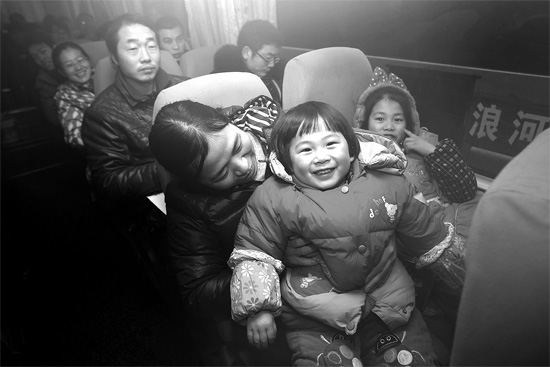 坐上愛心大巴，乘客滿臉喜悅