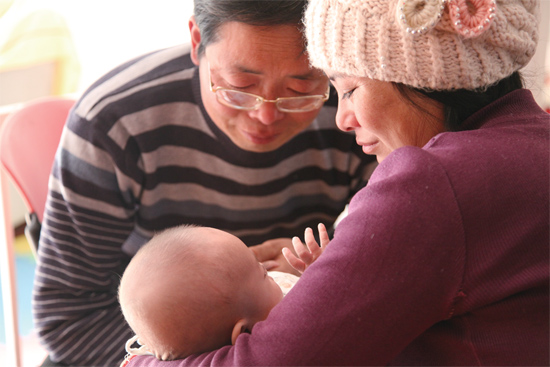 在“魯冰花舍”，李俊峰夫婦就這樣抱著奇奇看了好久