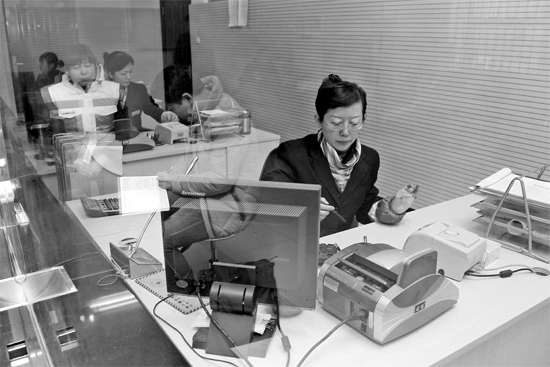 2月16日，鄭州市自來(lái)水總公司鄭東新區(qū)一營(yíng)業(yè)廳，柜臺(tái)內(nèi)工作人員正在為市民辦理業(yè)務(wù)