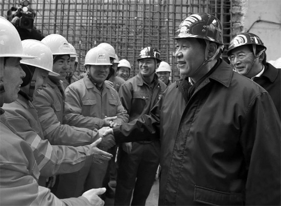 除夕前一天，習近平到北京地鐵8號線南鑼鼓巷站施工工地慰問農(nóng)民工和技術(shù)人員