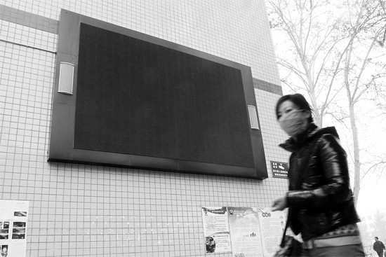 教育部下發(fā)通知，不僅要求學(xué)校引導(dǎo)學(xué)生勤儉節(jié)約，學(xué) 校也要節(jié)約辦公。昨天是開(kāi)學(xué)第一天，鄭州市39中校園