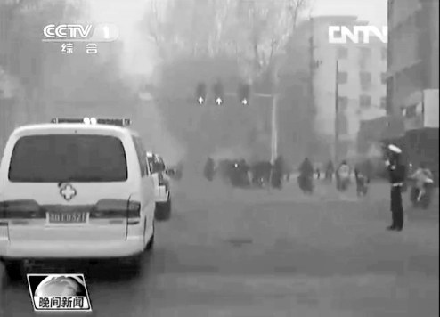 正值上下班高峰，交警調(diào)信號(hào)燈分流車(chē)輛