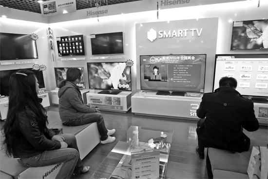 5日，鄭州市的家電賣(mài)場(chǎng)里，網(wǎng)絡(luò)電視正在同步直播兩會(huì)報(bào)道 東方今報(bào)記者張培方攝