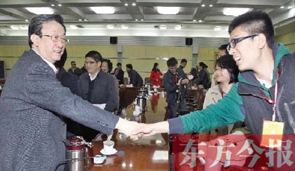 4月22日，省委書(shū)記、省人大常委會(huì)主任郭庚茂和“聚焦中博·河南行”中部六省媒體采訪團(tuán)成員親切握手