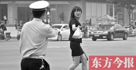 一名女子闖紅燈，并且躲避交警的處罰