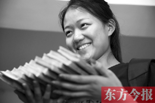 昨天，大一女生周文靜把10萬元現(xiàn)金還給了失主